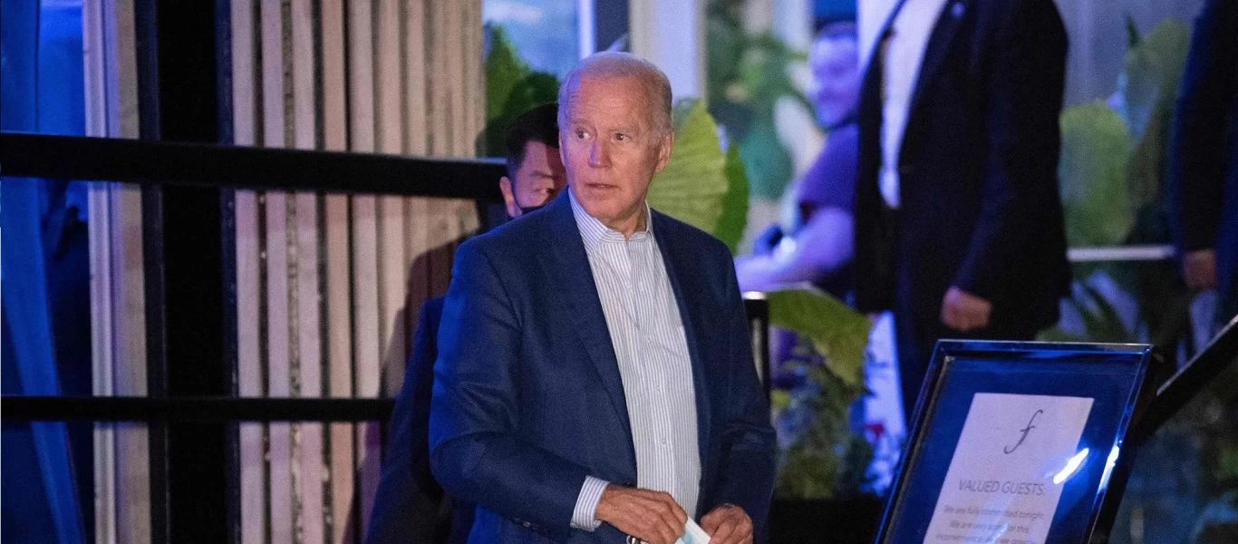Κοροϊδία: Ο Τζο Μπάιντεν και η σύζυγός του χωρίς μάσκα σε εστιατόριο - Υποχρεωτική μόνο για τους πολίτες